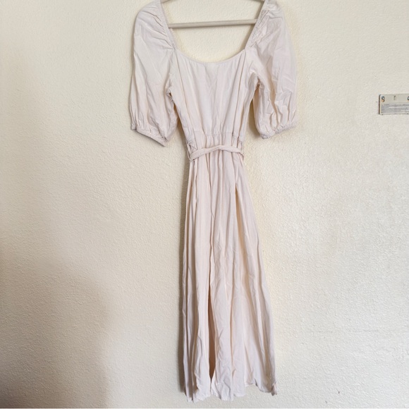 H&M Creped Dress Puff Sleeves
Square Neckline - Picture 12 of 13